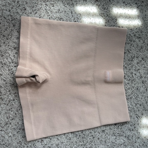 Bo+Tee Cream Shorts - Picture 4 of 4